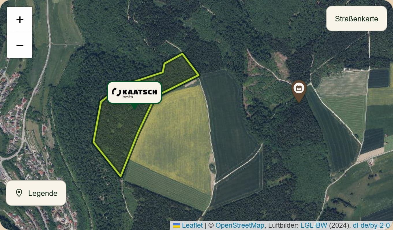Luftbild der Fläche Kaatsch-Wald mit hellgrüner Grenzlinie und Kaatsch-Logo, rechts daneben ein braunes Terminzeichen
