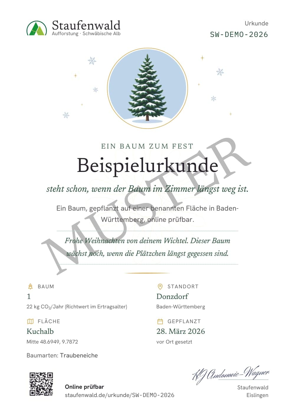 Beispielurkunde „Weihnachten“: eine verschneite Tanne in einem hellen Rund, darunter „Ein Baum zum Fest“, der Name „Beispielurkunde“ und der Satz „Frohe Weihnachten von deinem Wichtel. Dieser Baum wächst noch, wenn die Plätzchen längst gegessen sind.“, quer darüber der Aufdruck MUSTER