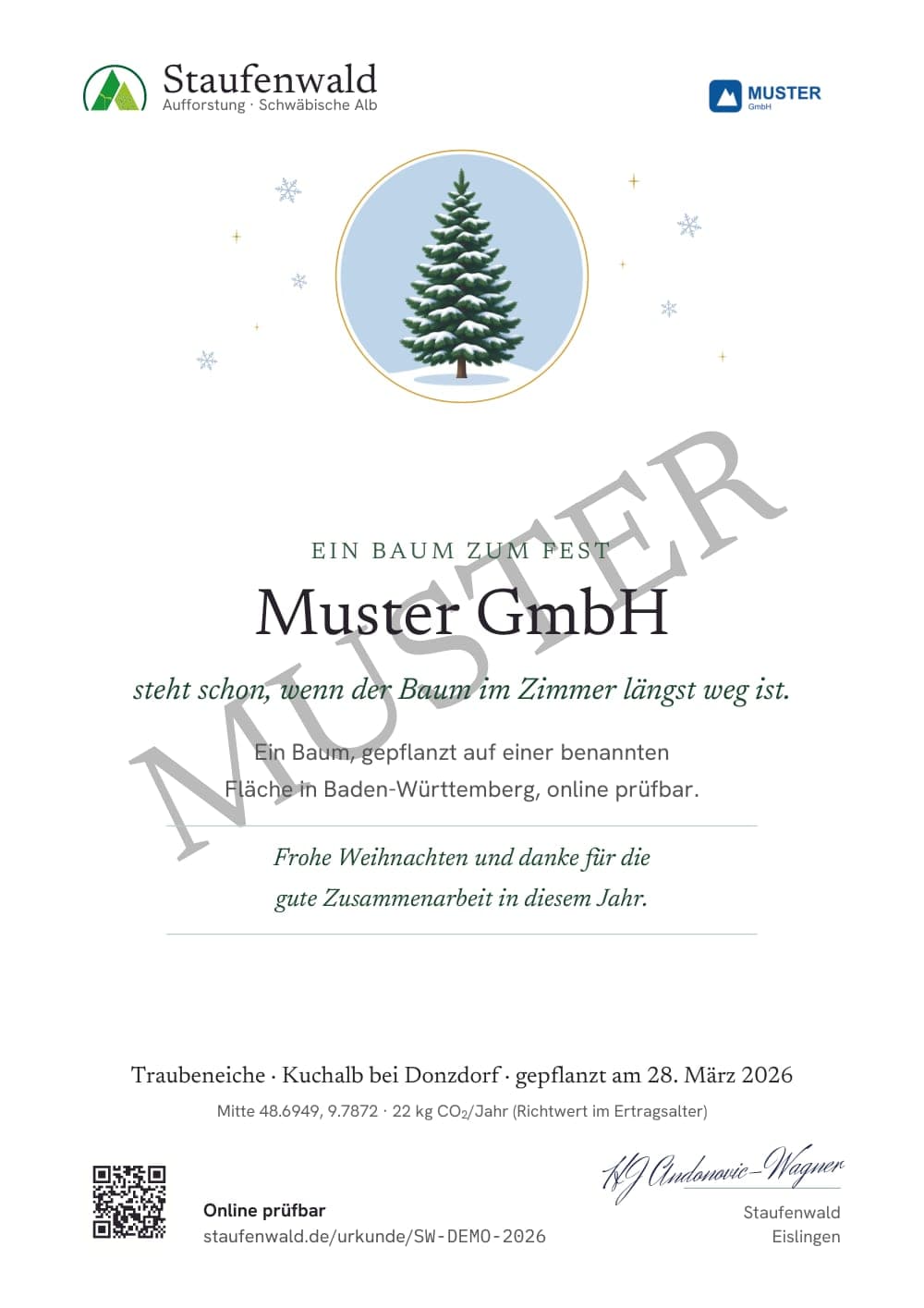 Beispielurkunde „Weihnachten mit Logo“: oben rechts ein erfundenes Firmenlogo, in der Mitte eine verschneite Tanne in einem hellen Rund, darunter der Name „Muster GmbH“ und der Satz „Frohe Weihnachten und danke für die gute Zusammenarbeit in diesem Jahr.“, quer darüber der Aufdruck MUSTER